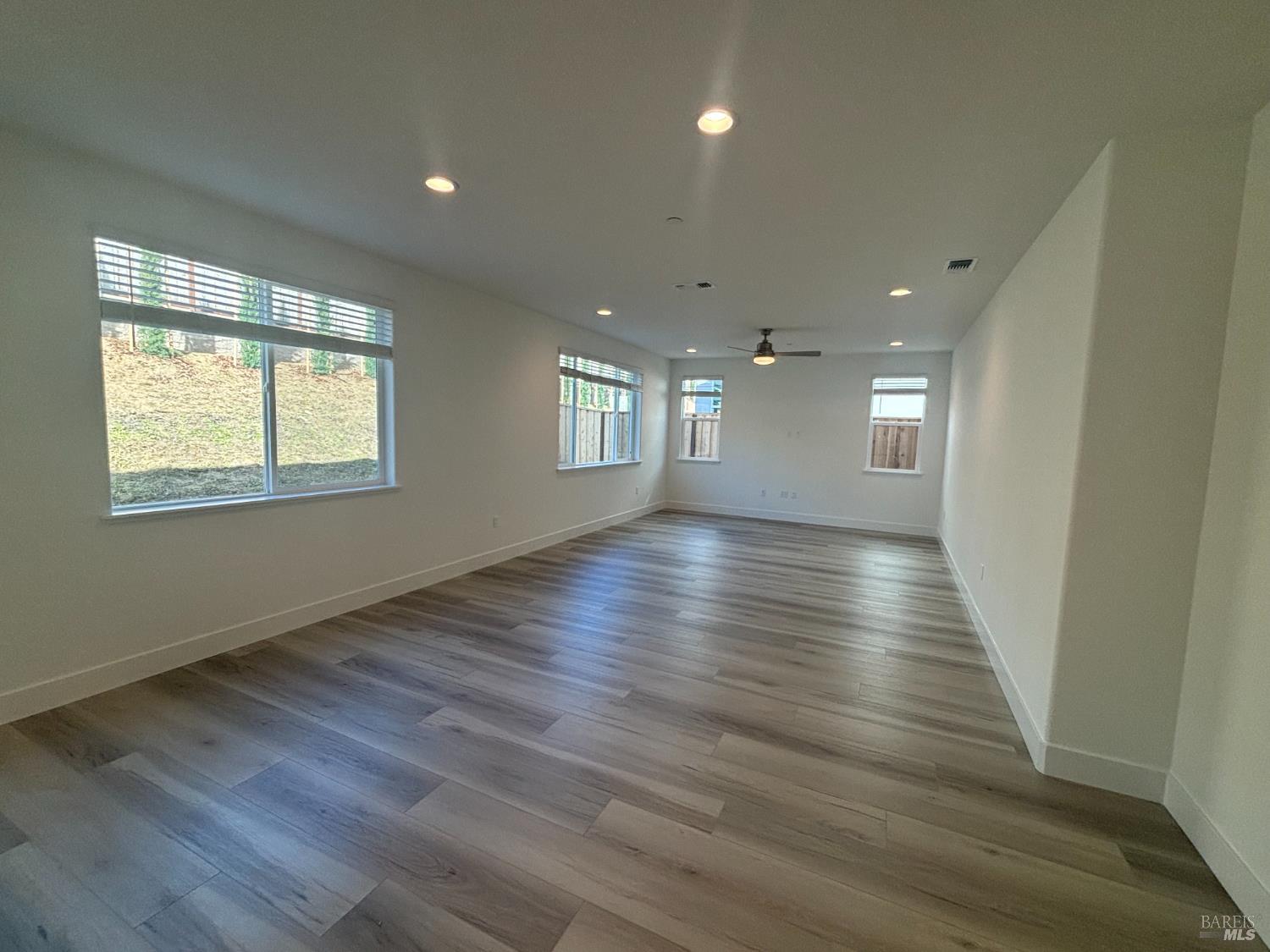 Detail Gallery Image 2 of 8 For 211 Echols Dr, Martinez,  CA 94553 - 3 Beds | 2/1 Baths