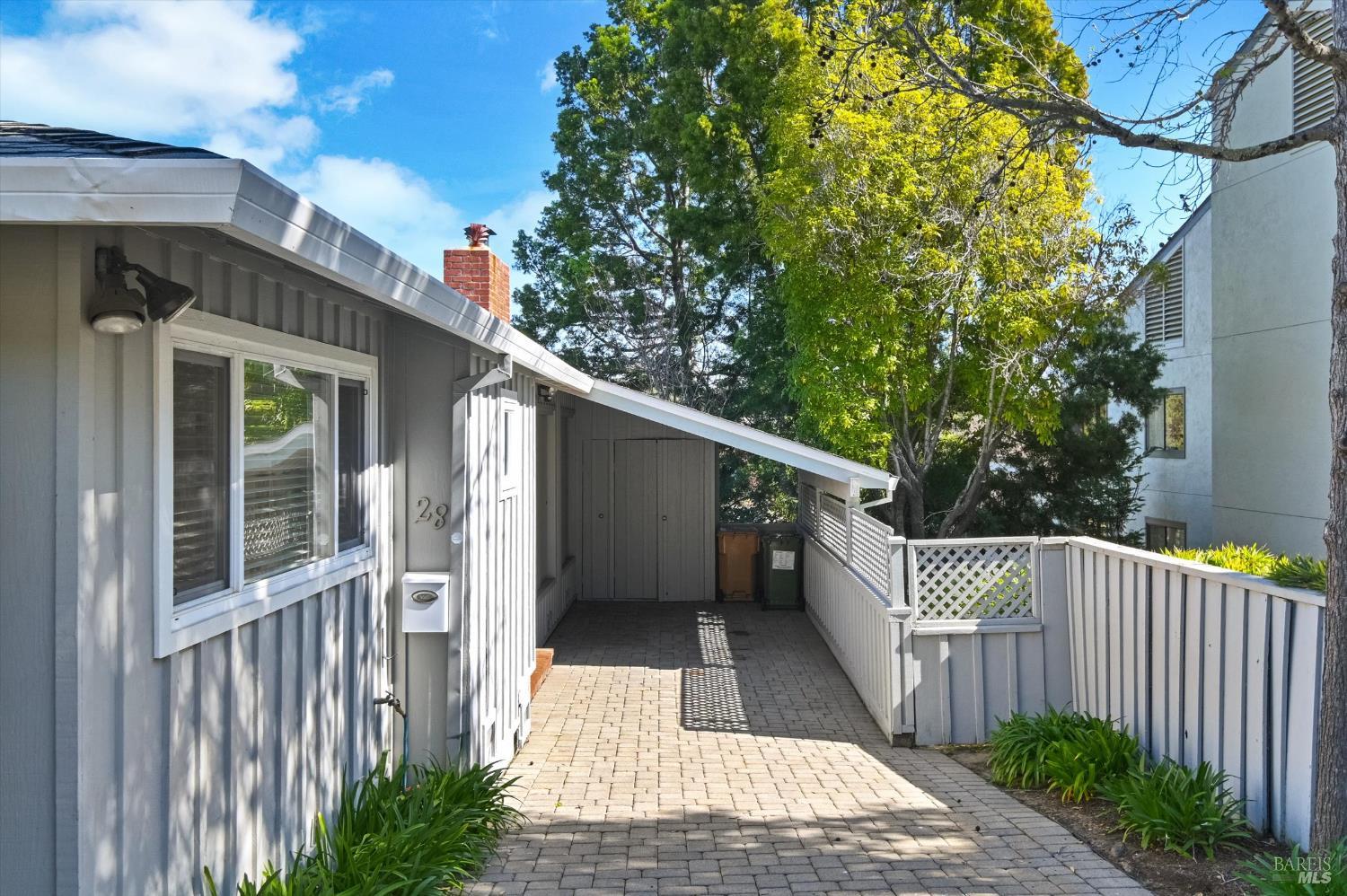 Detail Gallery Image 3 of 36 For 28 Hillcrest Dr, San Rafael,  CA 94901 - 2 Beds | 2 Baths