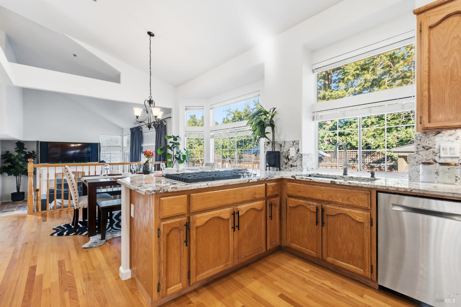 Detail Gallery Image 10 of 57 For 134 Grevillia Dr, Petaluma,  CA 94952 - 4 Beds | 3 Baths