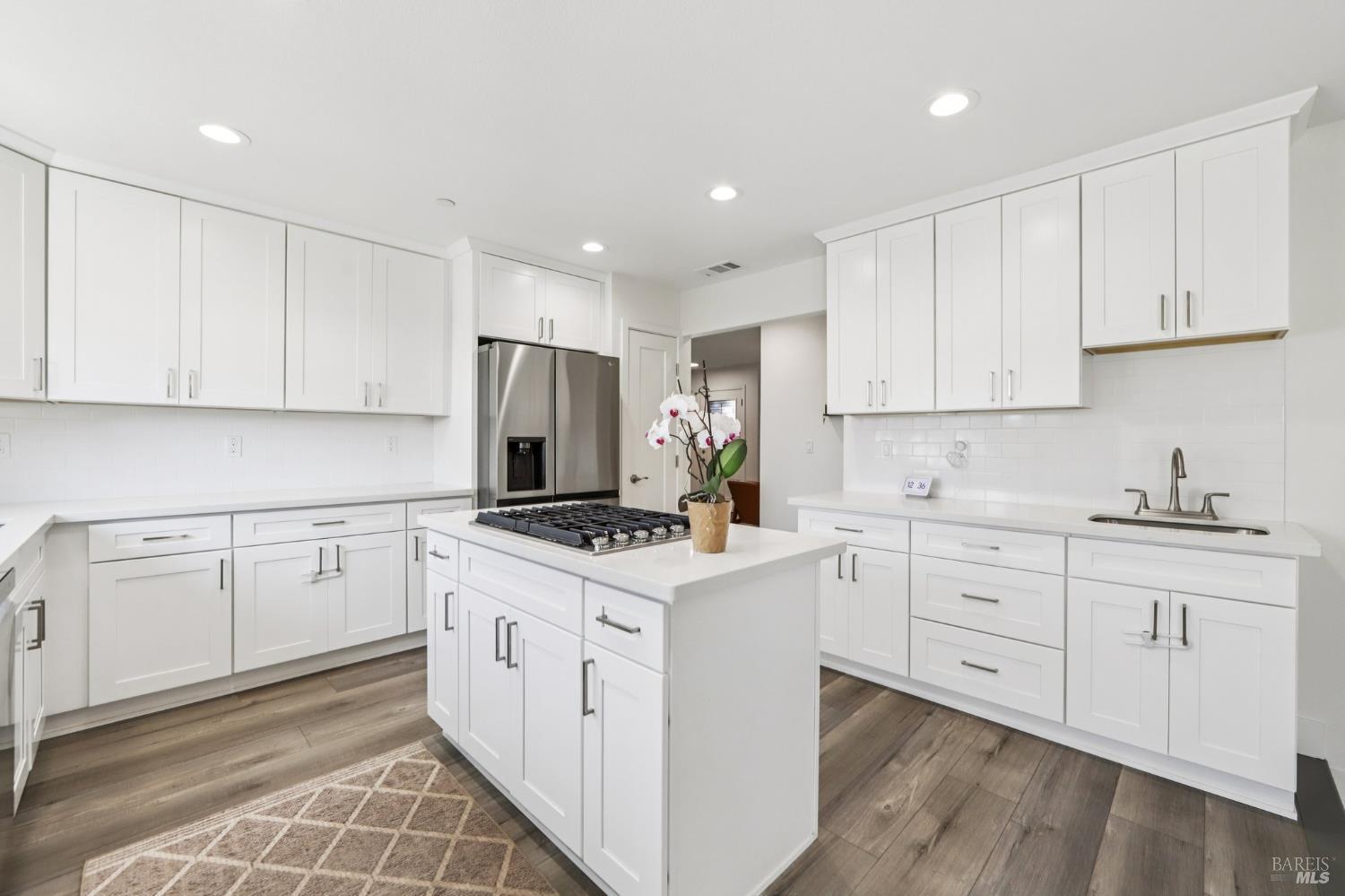 Detail Gallery Image 13 of 34 For 815 Whitney Way, Petaluma,  CA 94954 - 3 Beds | 2 Baths