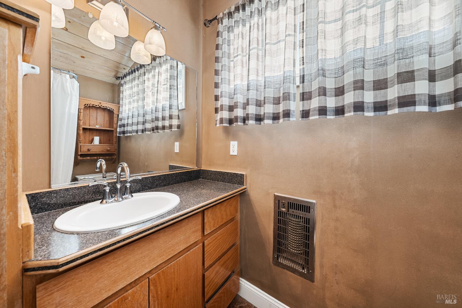 Detail Gallery Image 25 of 43 For 12620 Lakeshore Dr, Clearlake,  CA 95422 - 3 Beds | 1/1 Baths