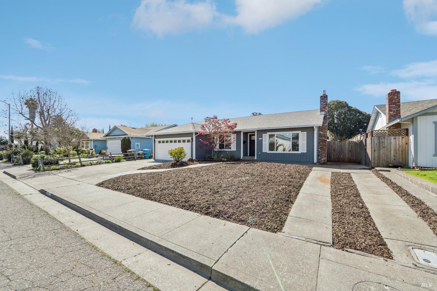 Detail Gallery Image 3 of 34 For 815 Whitney Way, Petaluma,  CA 94954 - 3 Beds | 2 Baths