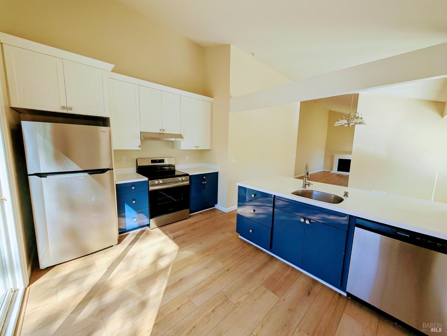 Detail Gallery Image 3 of 24 For 764 Racquet Club Cir, Rohnert Park,  CA 94928 - 2 Beds | 1/1 Baths