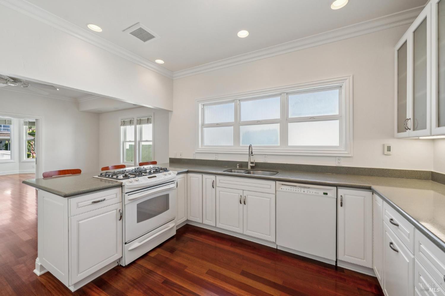 Detail Gallery Image 18 of 80 For 102 F St, San Rafael,  CA 94901 - 5 Beds | 4 Baths