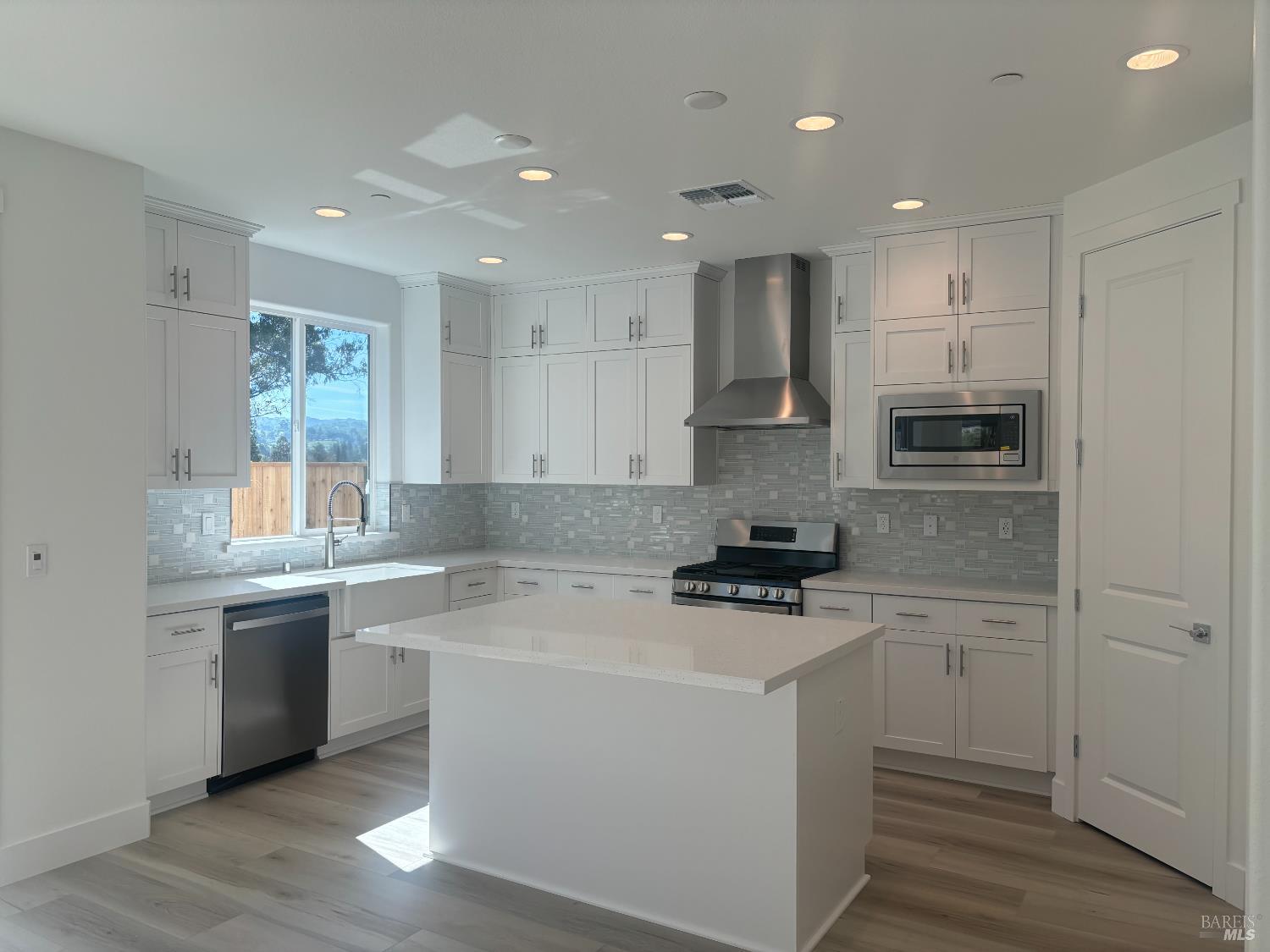 Detail Gallery Image 4 of 8 For 230 Echols Dr, Martinez,  CA 94553 - 4 Beds | 3 Baths