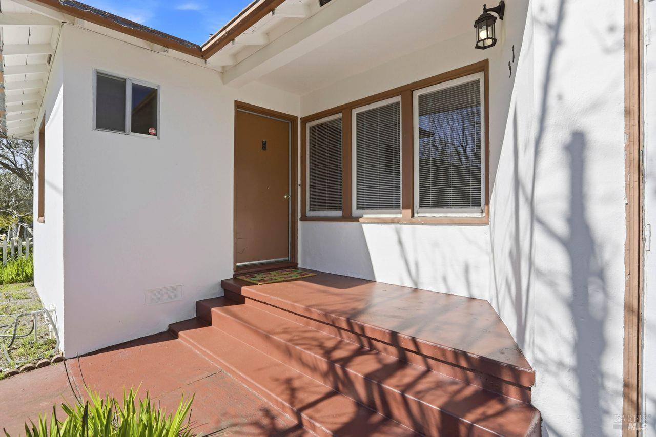 Detail Gallery Image 4 of 29 For 31 Claus Dr, Fairfax,  CA 94930 - 2 Beds | 1 Baths