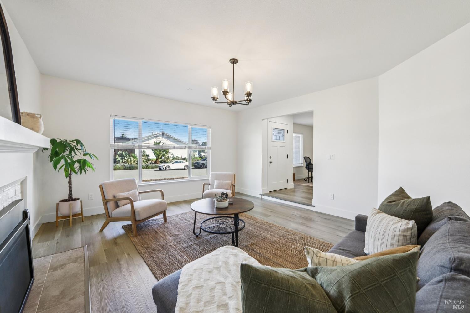 Detail Gallery Image 9 of 34 For 815 Whitney Way, Petaluma,  CA 94954 - 3 Beds | 2 Baths