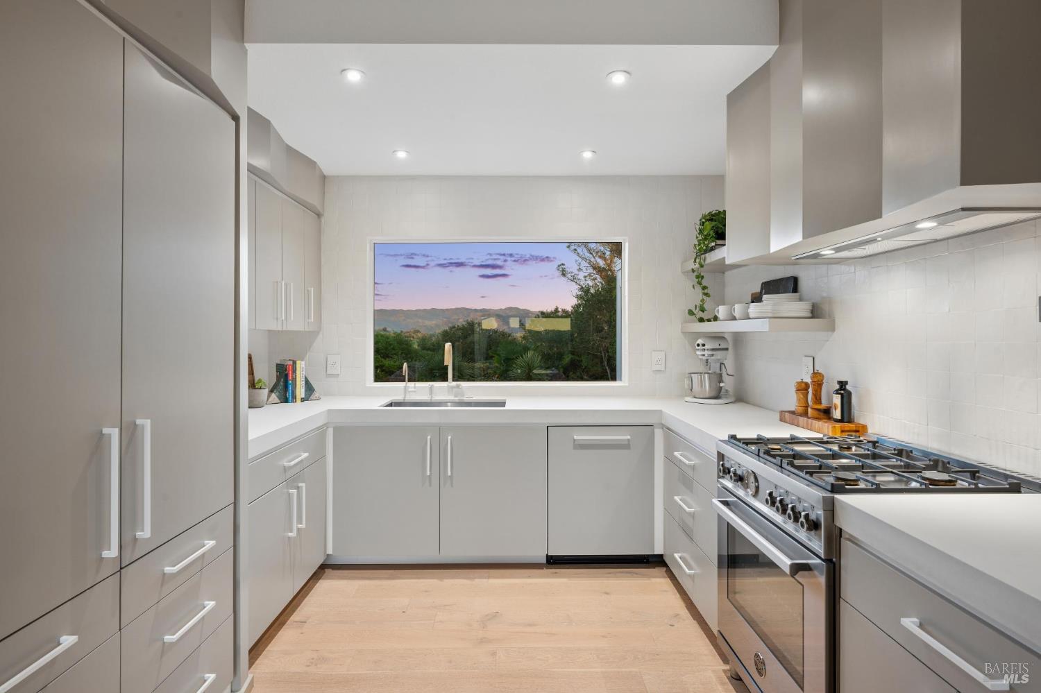 Detail Gallery Image 8 of 70 For 1236 N Fitch Mountain Rd, Healdsburg,  CA 95448 - 3 Beds | 2/1 Baths