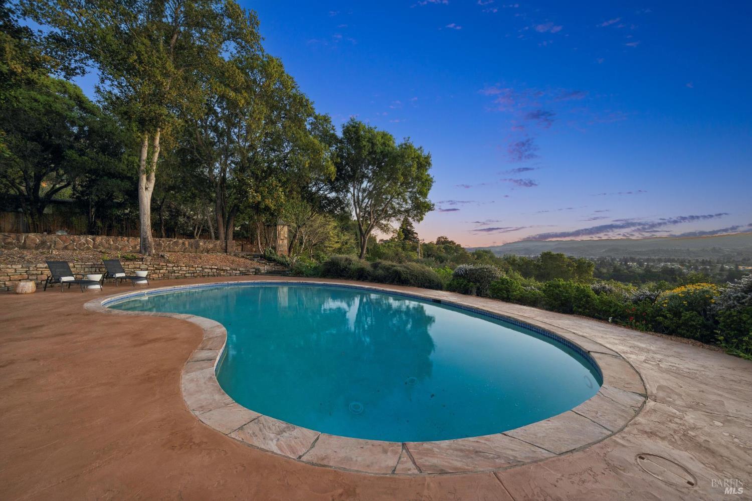 Detail Gallery Image 16 of 70 For 1236 N Fitch Mountain Rd, Healdsburg,  CA 95448 - 3 Beds | 2/1 Baths