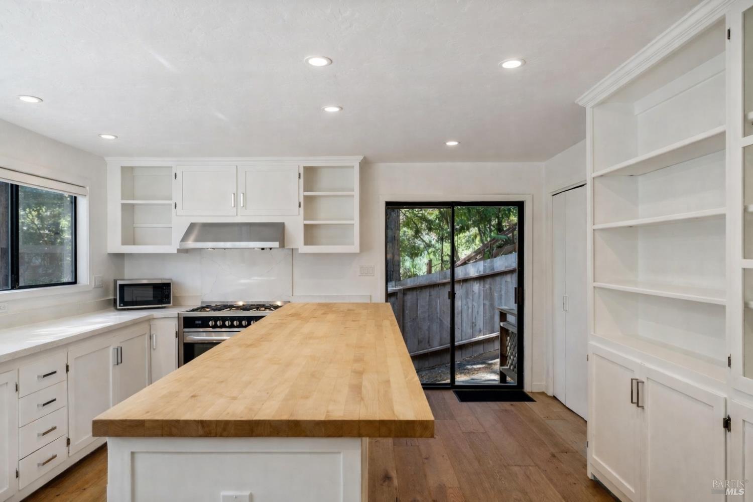 Detail Gallery Image 13 of 30 For 250 Evergreen Ave, Mill Valley,  CA 94941 - 3 Beds | 2 Baths
