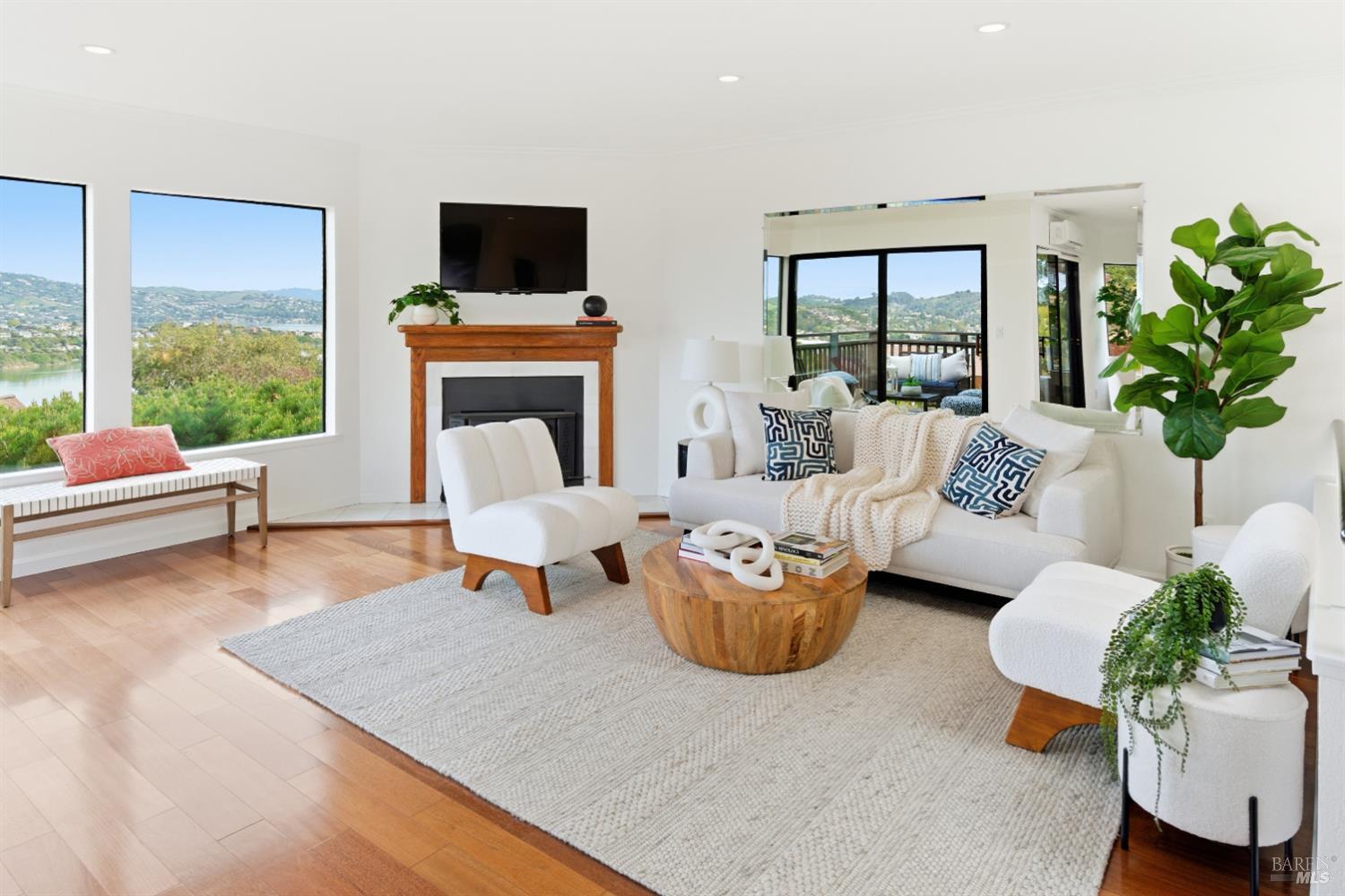 Detail Gallery Image 4 of 45 For 220 Headlands Ct, Sausalito,  CA 94965 - 2 Beds | 2/1 Baths