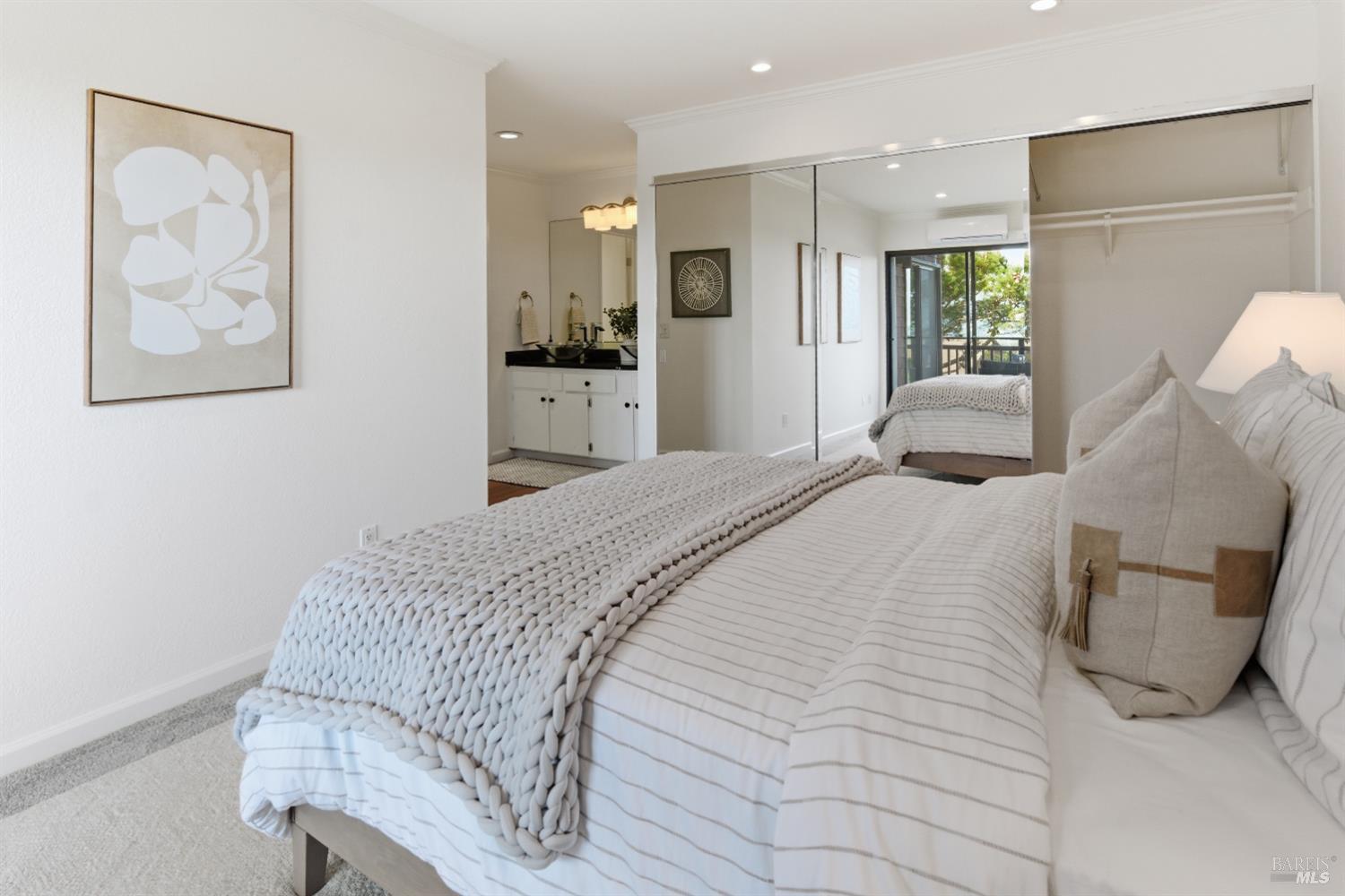 Detail Gallery Image 19 of 45 For 220 Headlands Ct, Sausalito,  CA 94965 - 2 Beds | 2/1 Baths