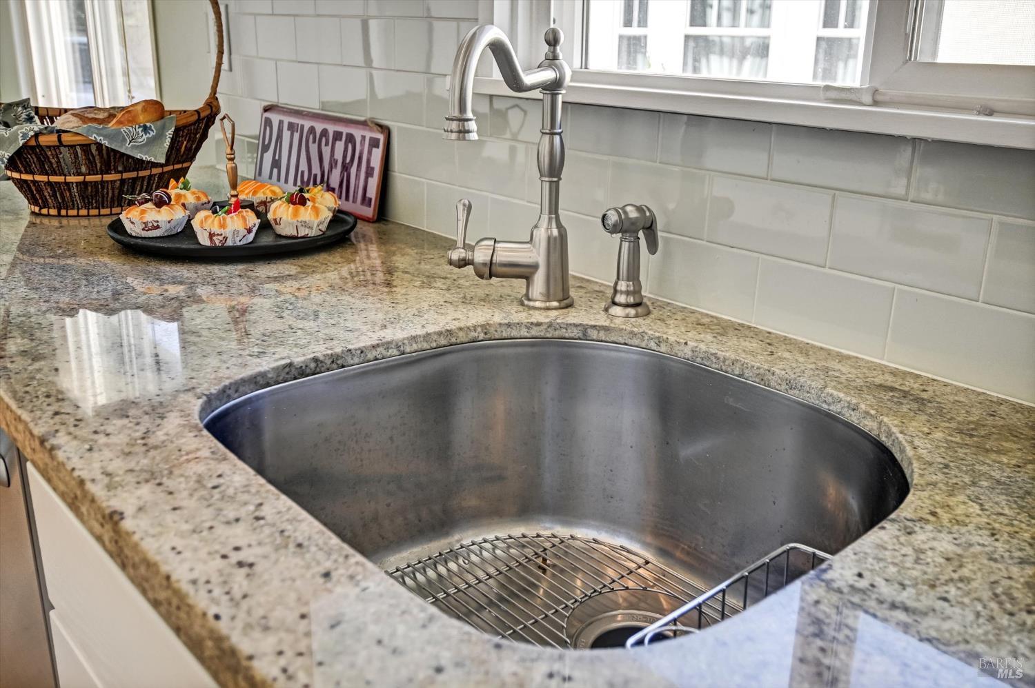 Detail Gallery Image 17 of 36 For 28 Hillcrest Dr, San Rafael,  CA 94901 - 2 Beds | 2 Baths