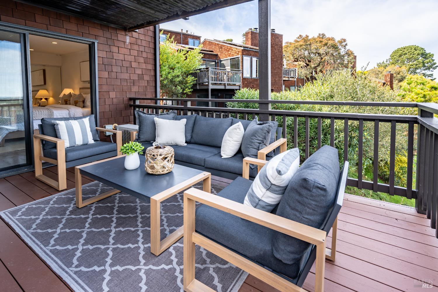 Detail Gallery Image 22 of 45 For 220 Headlands Ct, Sausalito,  CA 94965 - 2 Beds | 2/1 Baths