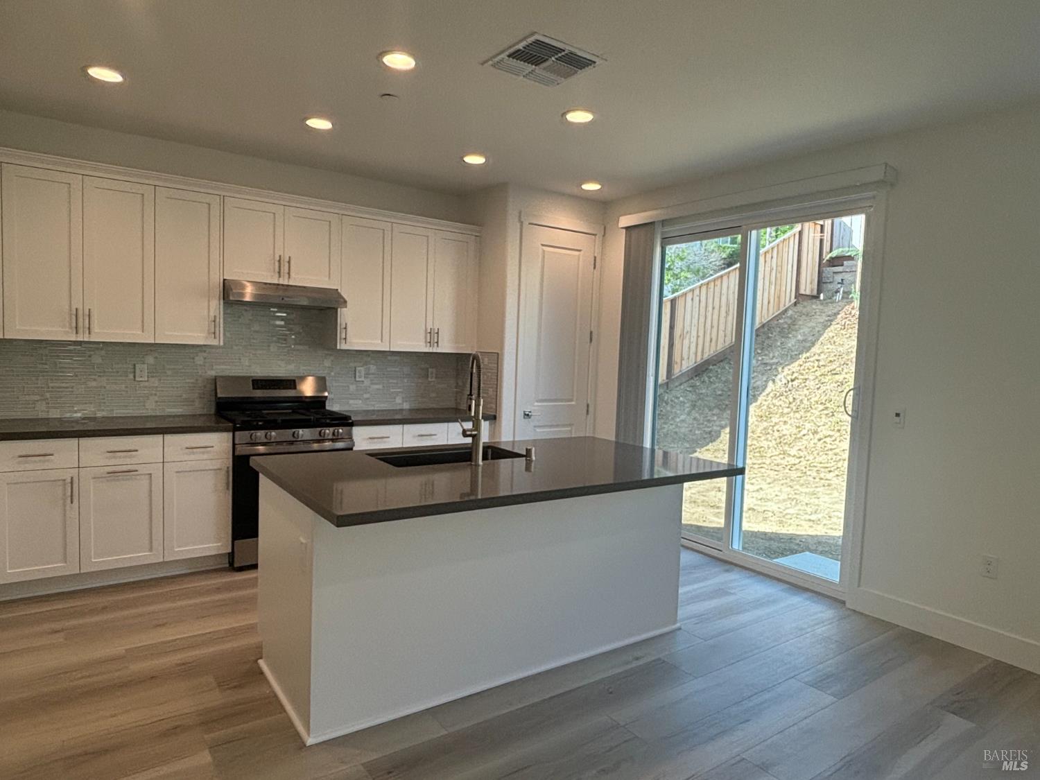 Detail Gallery Image 4 of 8 For 211 Echols Dr, Martinez,  CA 94553 - 3 Beds | 2/1 Baths