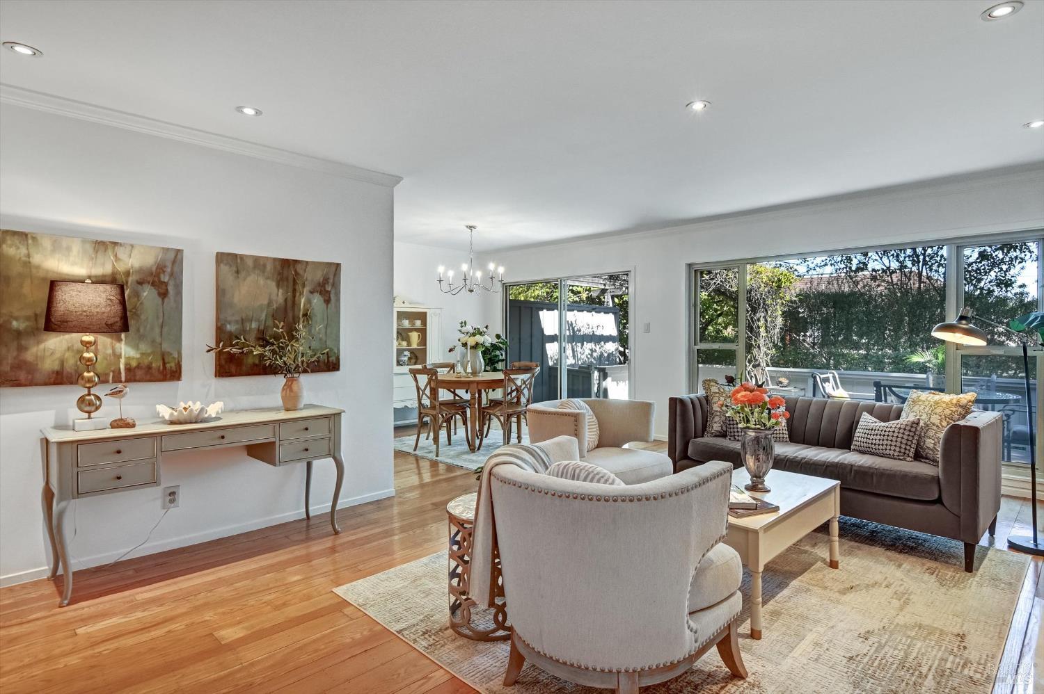 Detail Gallery Image 5 of 36 For 28 Hillcrest Dr, San Rafael,  CA 94901 - 2 Beds | 2 Baths