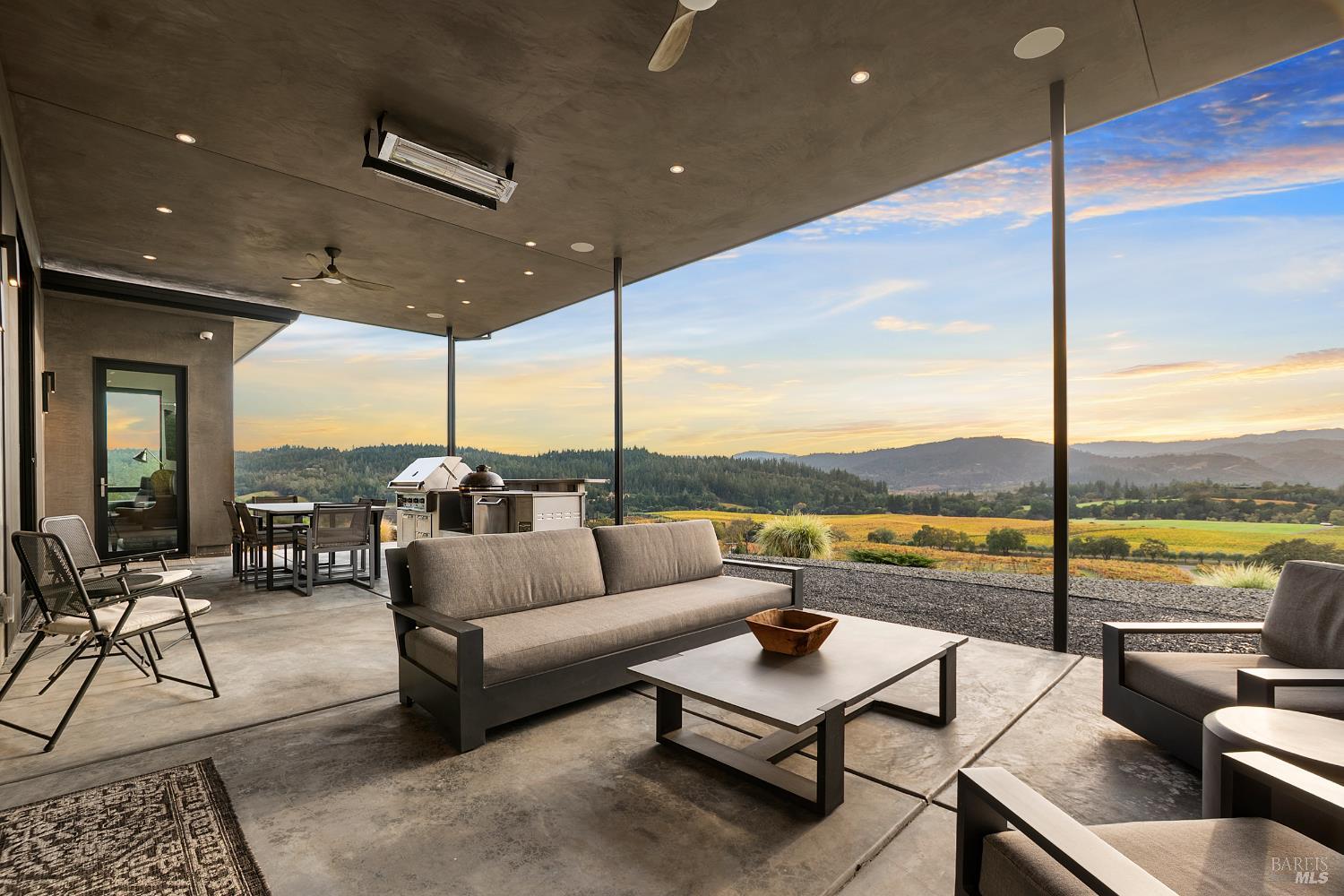 Detail Gallery Image 2 of 11 For 22700 Walling Rd, Geyserville,  CA 95441 - 3 Beds | 3/1 Baths