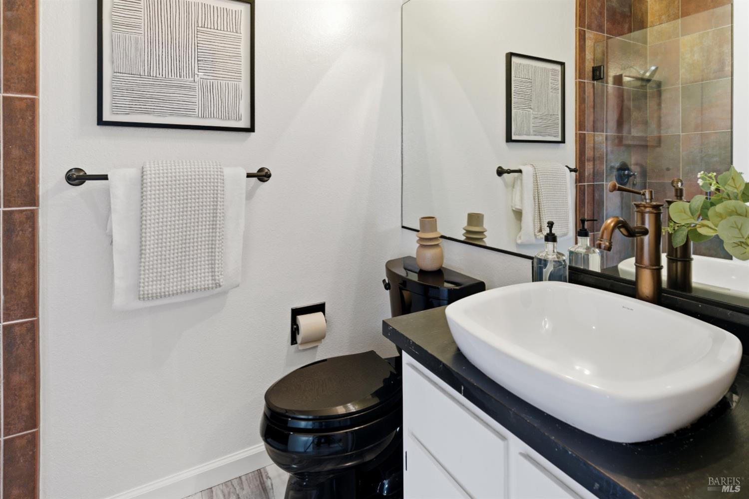 Detail Gallery Image 29 of 45 For 220 Headlands Ct, Sausalito,  CA 94965 - 2 Beds | 2/1 Baths