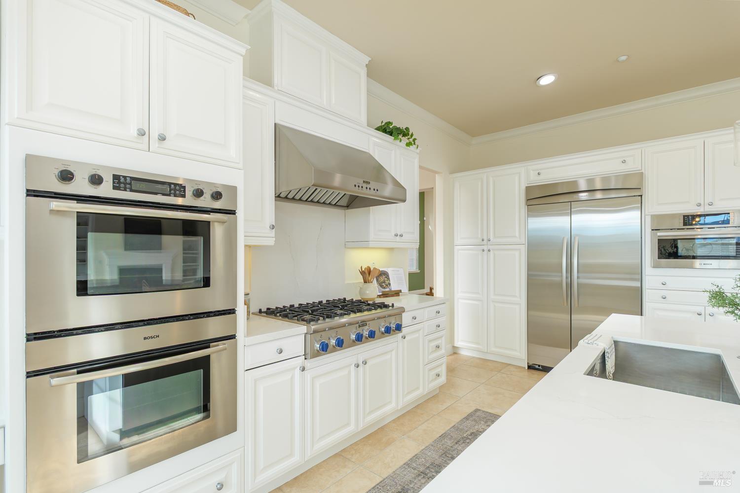 Detail Gallery Image 5 of 28 For 132 Pinheiro Cir, Novato,  CA 94945 - 3 Beds | 2/1 Baths