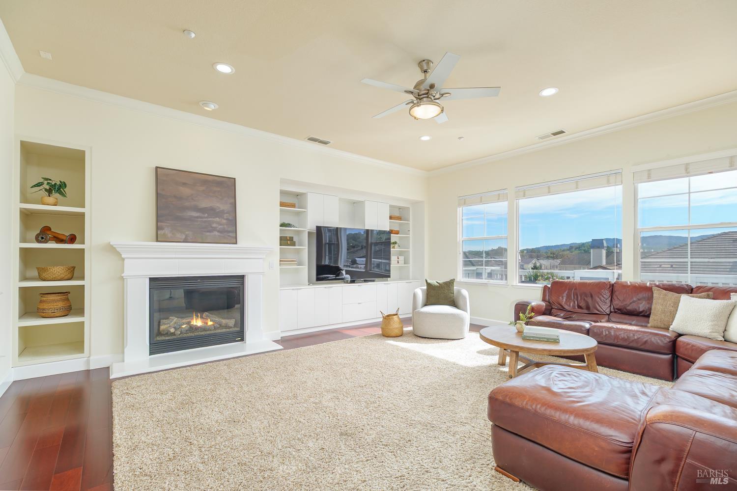 Detail Gallery Image 6 of 28 For 132 Pinheiro Cir, Novato,  CA 94945 - 3 Beds | 2/1 Baths
