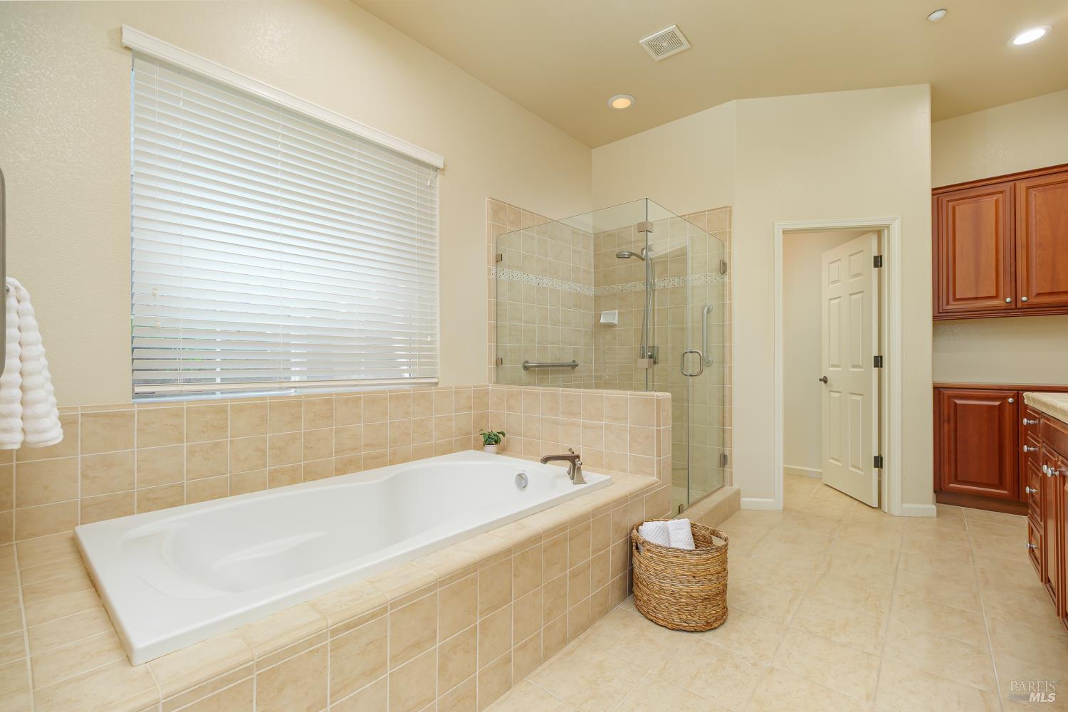 Detail Gallery Image 17 of 28 For 132 Pinheiro Cir, Novato,  CA 94945 - 3 Beds | 2/1 Baths