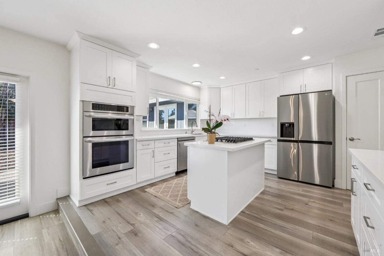 Detail Gallery Image 14 of 34 For 815 Whitney Way, Petaluma,  CA 94954 - 3 Beds | 2 Baths