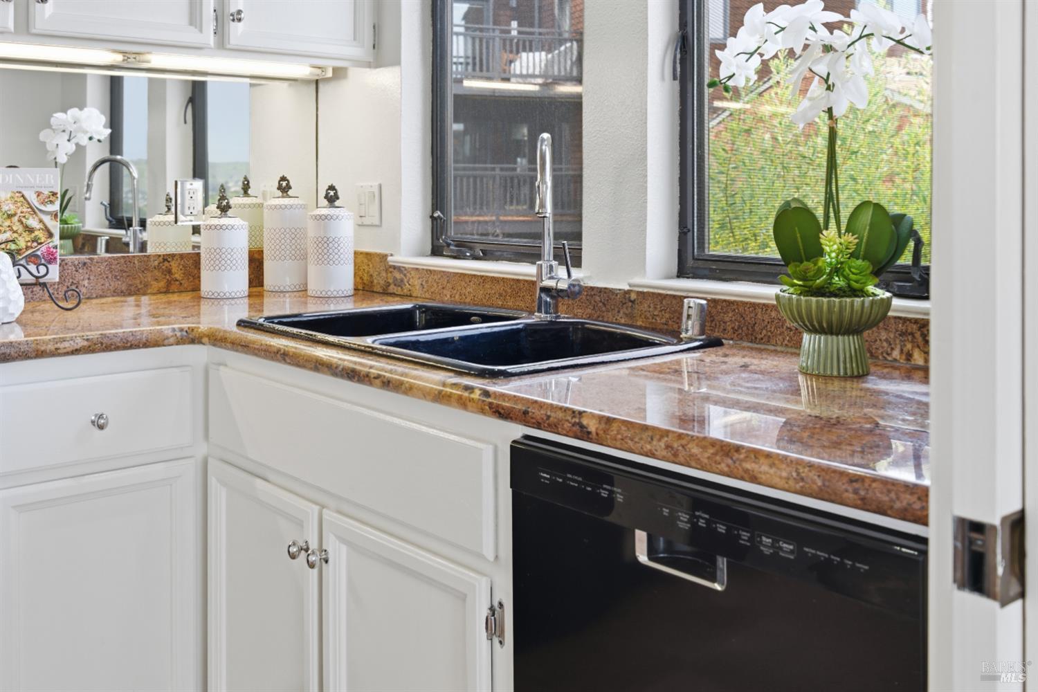 Detail Gallery Image 11 of 45 For 220 Headlands Ct, Sausalito,  CA 94965 - 2 Beds | 2/1 Baths