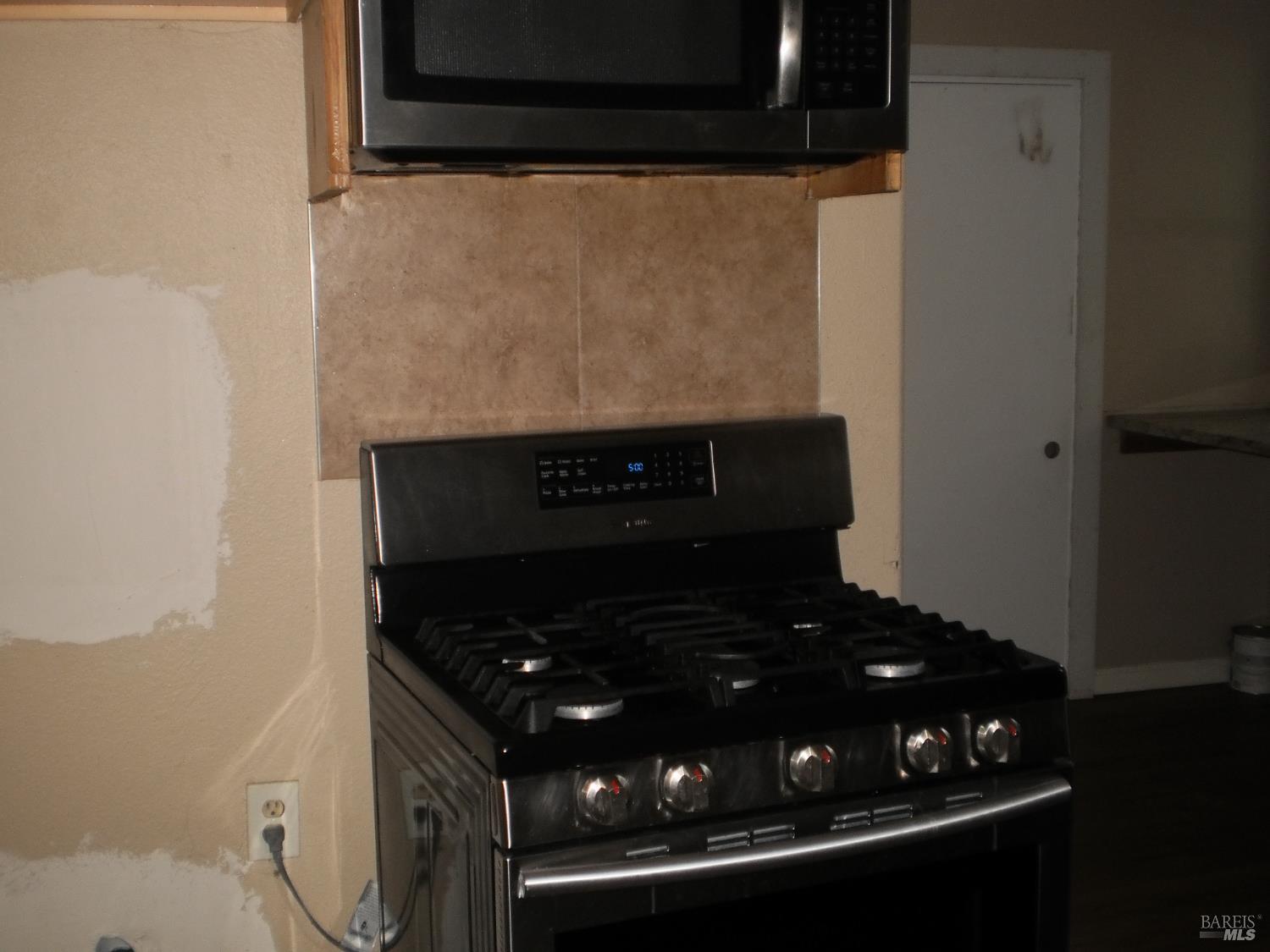 Detail Gallery Image 11 of 20 For 1911 Corby Ave, Santa Rosa,  CA 95407 - 5 Beds | 2 Baths