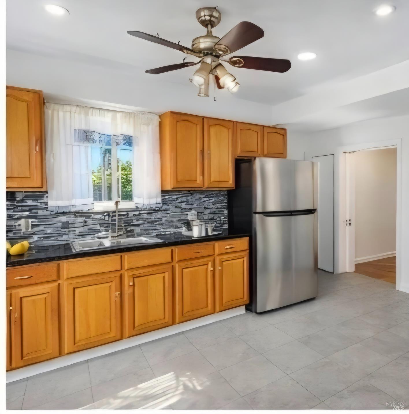 Detail Gallery Image 3 of 19 For 1029 73rd Ave, Oakland,  CA 94621 - 2 Beds | 1 Baths