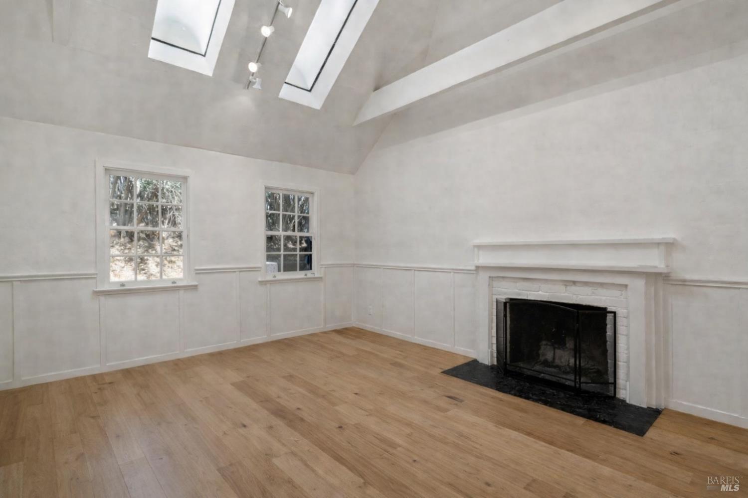 Detail Gallery Image 2 of 30 For 250 Evergreen Ave, Mill Valley,  CA 94941 - 3 Beds | 2 Baths