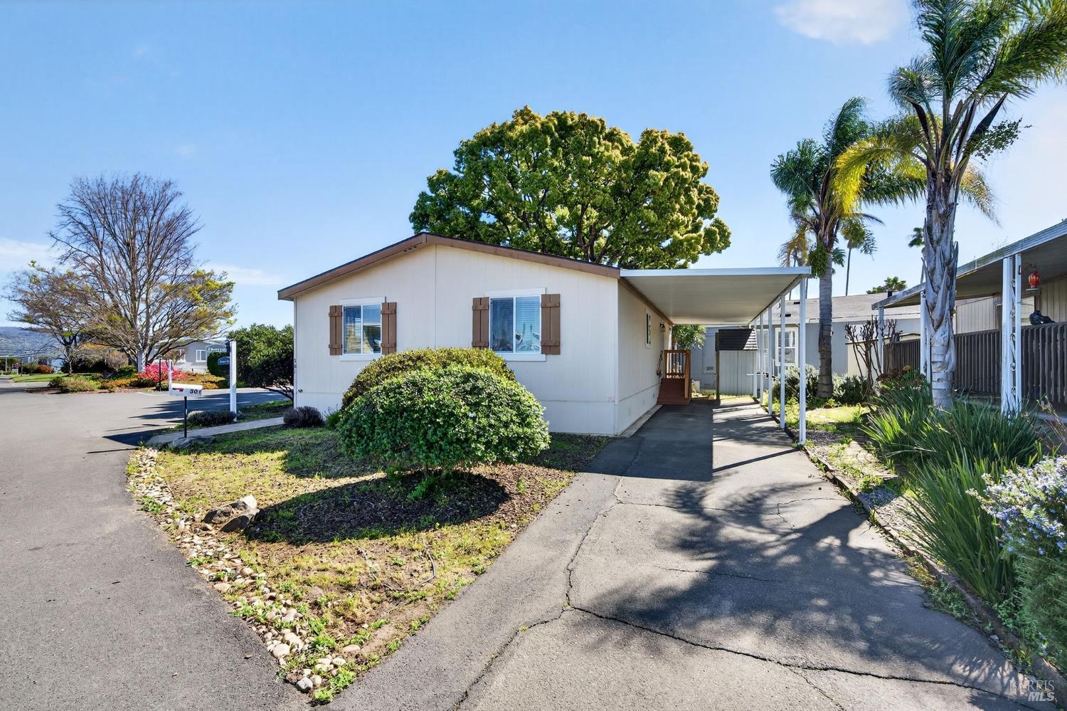 Detail Gallery Image 4 of 25 For 301 Robert Way, Napa,  CA 94558 - 2 Beds | 2 Baths