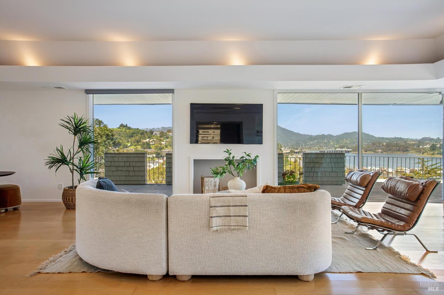 Detail Gallery Image 4 of 49 For 100 Eden Roc Dr, Sausalito,  CA 94965 - 4 Beds | 2 Baths