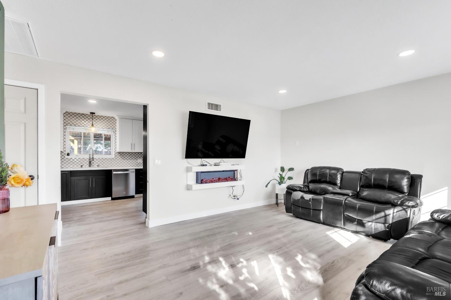 Detail Gallery Image 3 of 24 For 412 Pepper Ct, Vacaville,  CA 95687 - 3 Beds | 2 Baths