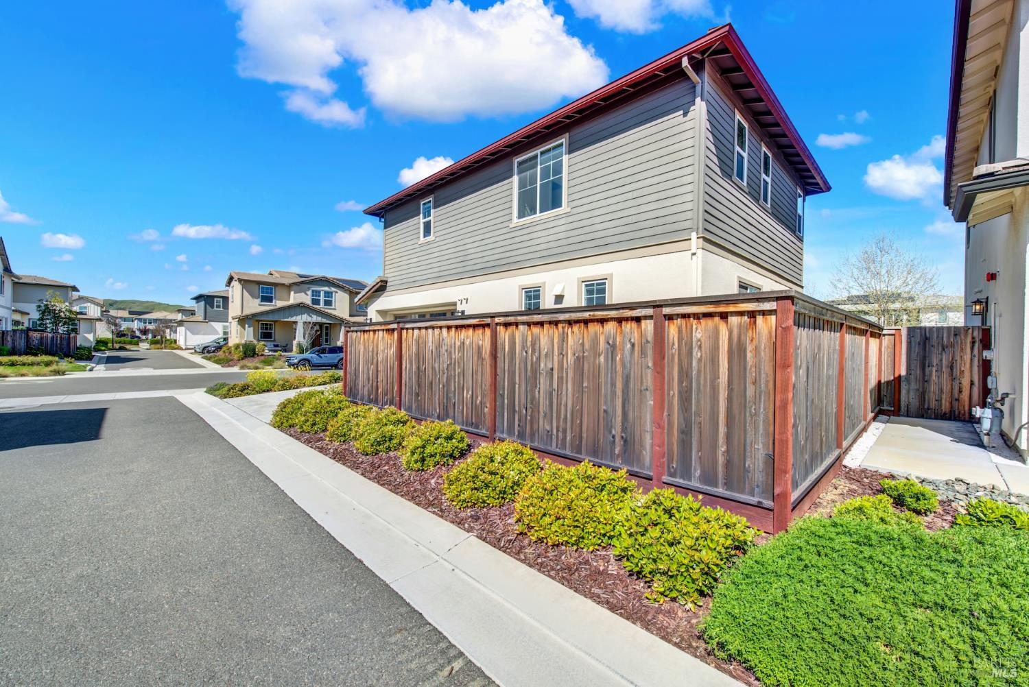 Detail Gallery Image 8 of 61 For 2432 Artisan Way, Fairfield,  CA 94533 - 4 Beds | 2/1 Baths