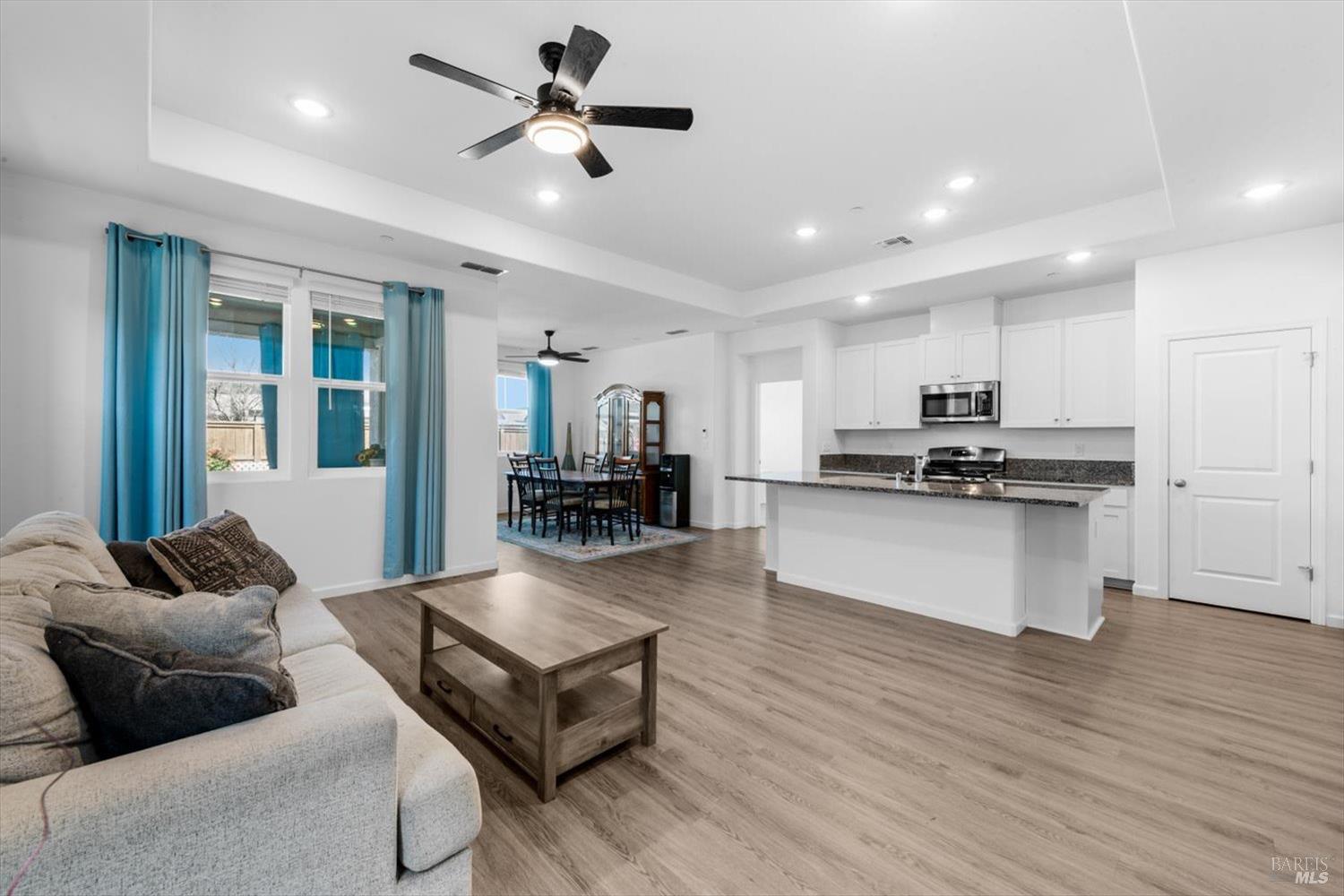 Detail Gallery Image 7 of 47 For 2130 Lark Way, Dixon,  CA 95620 - 3 Beds | 2 Baths