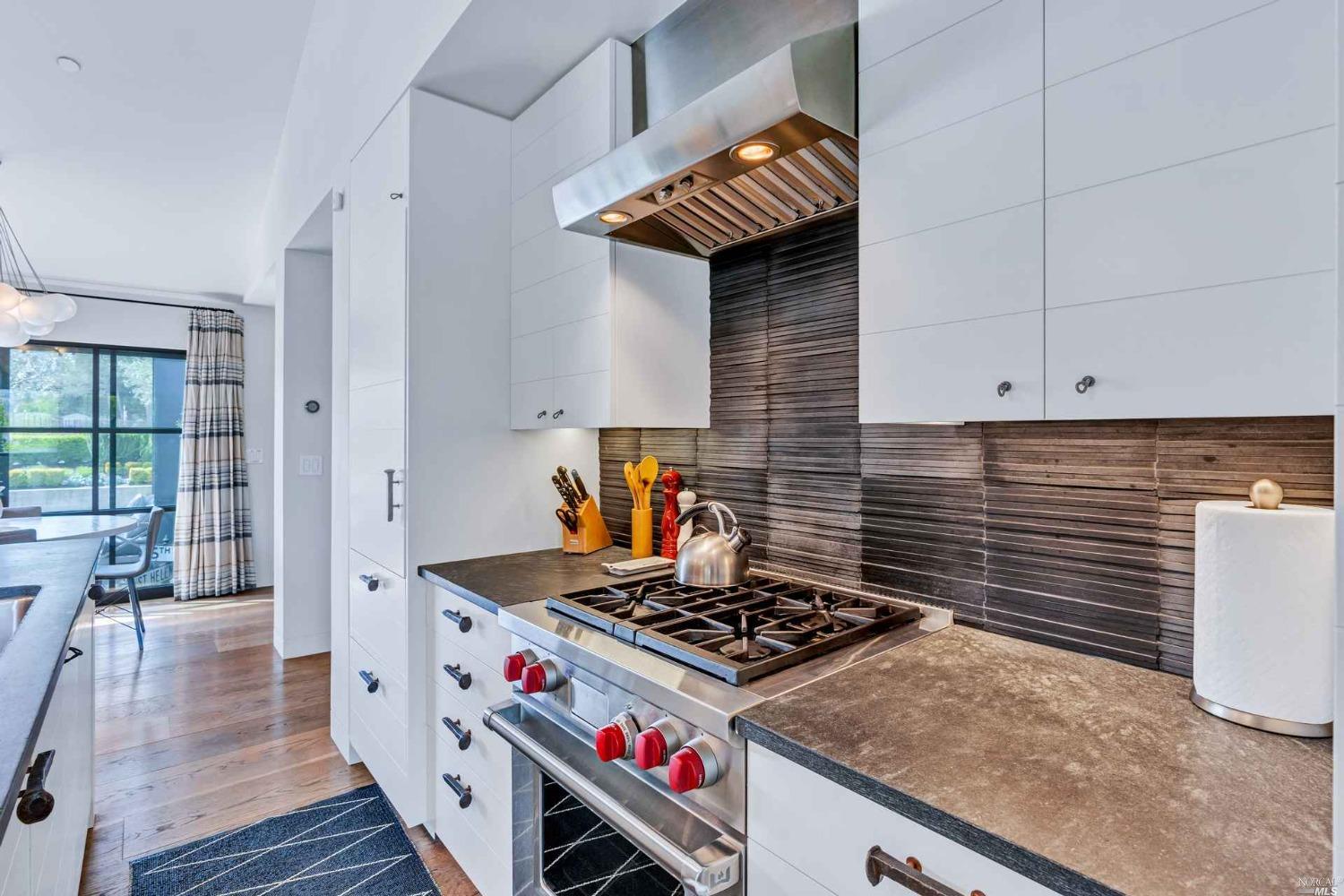 Detail Gallery Image 12 of 32 For 1005 Valley View St, Saint Helena,  CA 94574 - 2 Beds | 2/1 Baths