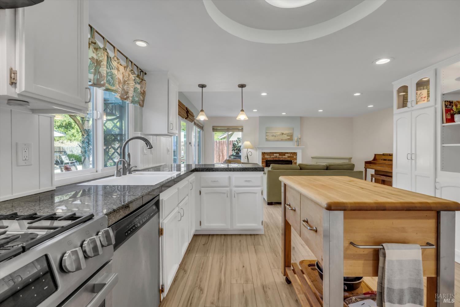 Detail Gallery Image 16 of 52 For 507 Union Ct, Benicia,  CA 94510 - 5 Beds | 3 Baths