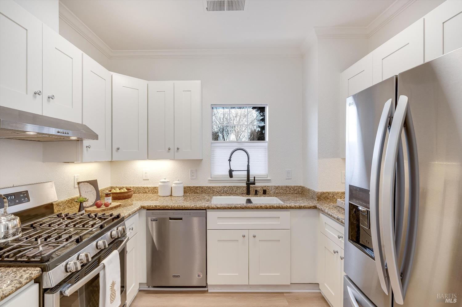 Detail Gallery Image 2 of 38 For 156 Valley Oak Dr, Napa,  CA 94558 - 3 Beds | 3 Baths