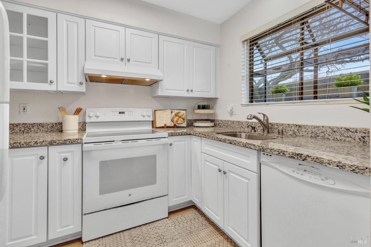 Detail Gallery Image 7 of 14 For 900 Southampton Rd #110,  Benicia,  CA 94510 - 2 Beds | 1/1 Baths