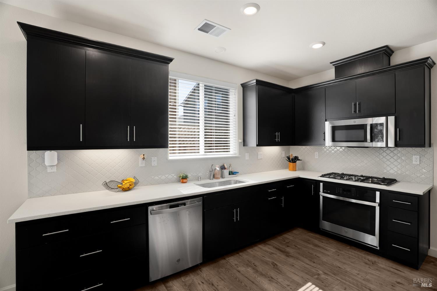 Detail Gallery Image 13 of 44 For 7465 Walker Way, Rohnert Park,  CA 94928 - 3 Beds | 2/1 Baths