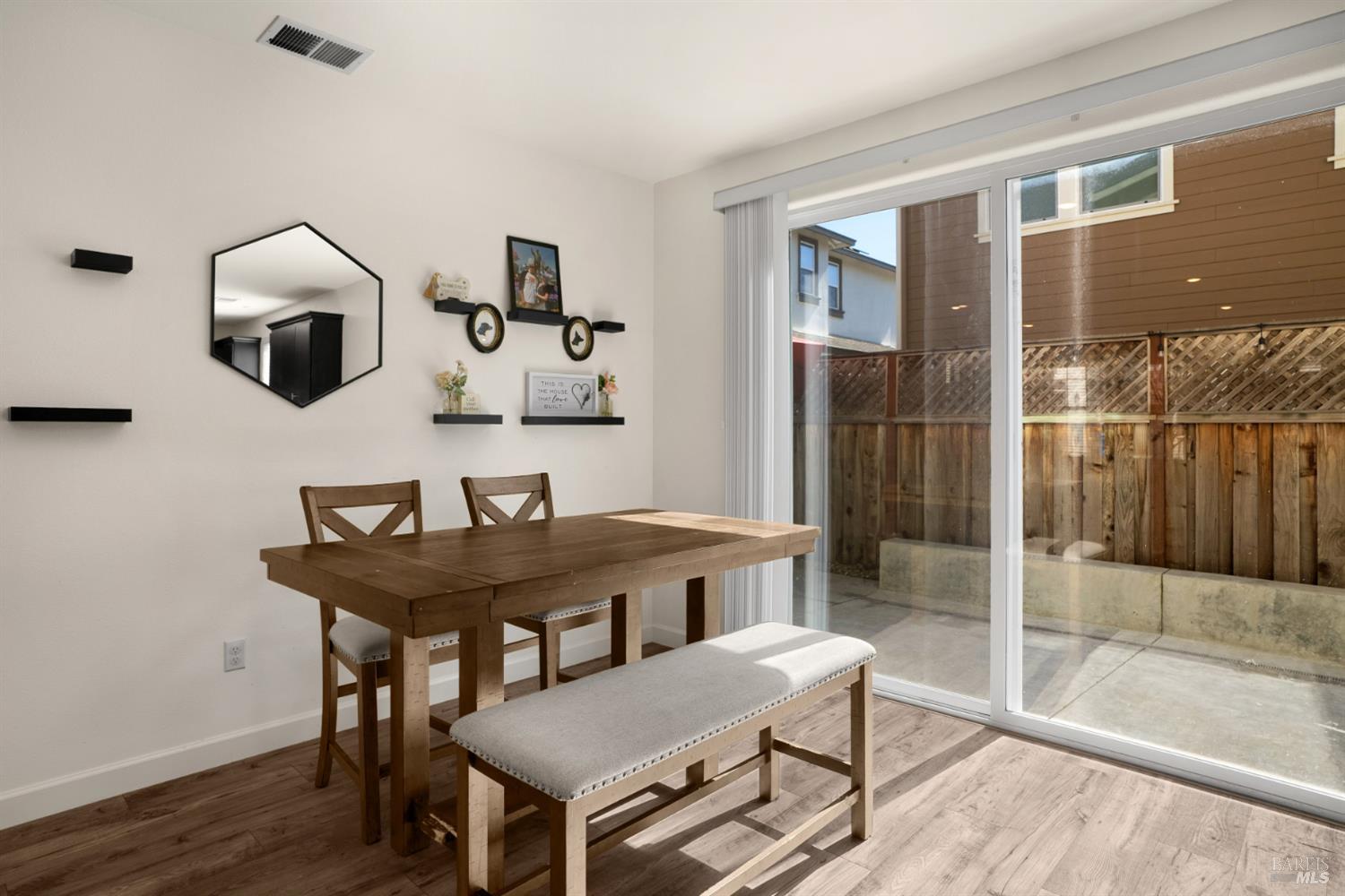 Detail Gallery Image 10 of 44 For 7465 Walker Way, Rohnert Park,  CA 94928 - 3 Beds | 2/1 Baths