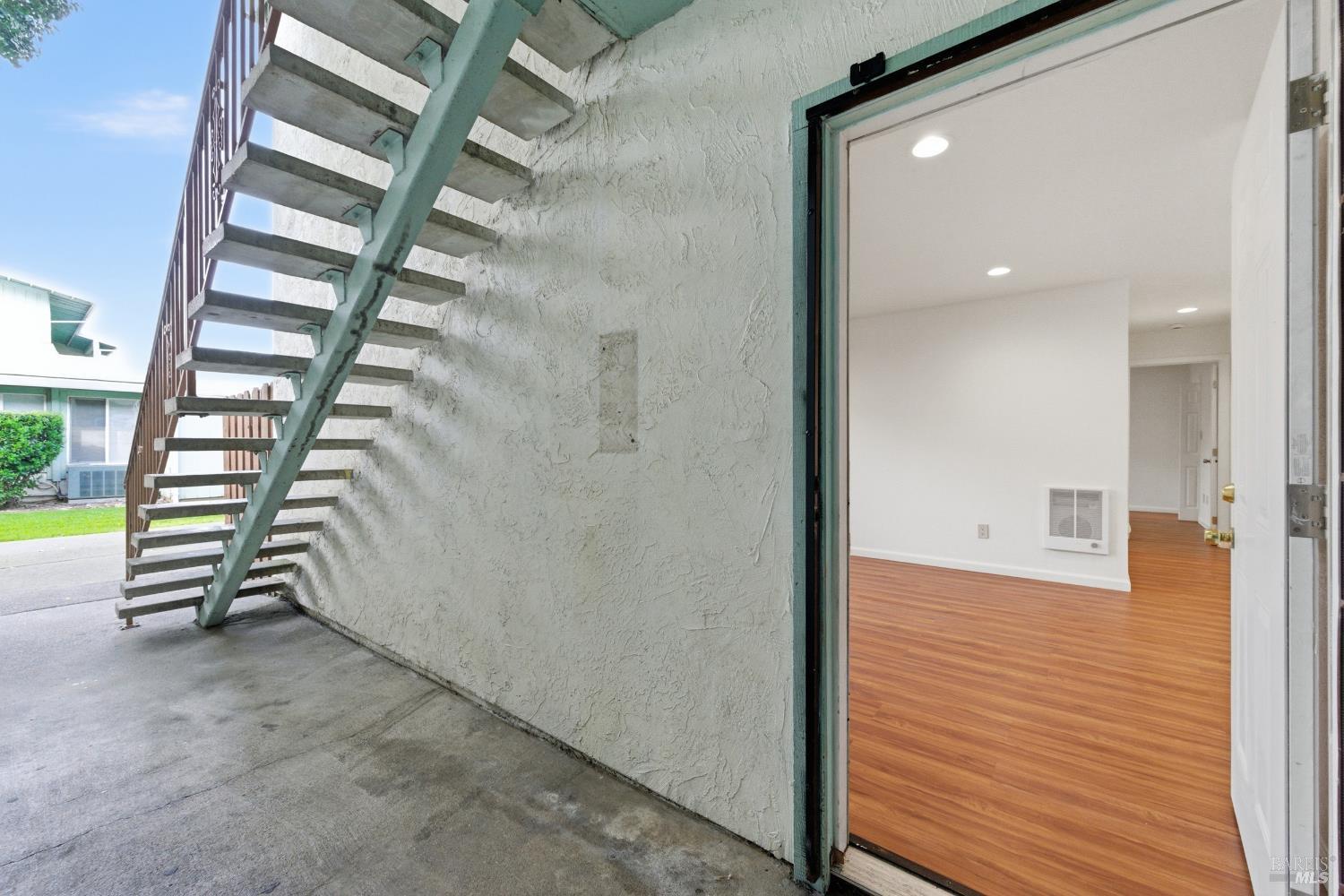 Detail Gallery Image 2 of 37 For 423 Gregory Ln #28,  Fairfield,  CA 94533 - 2 Beds | 1 Baths