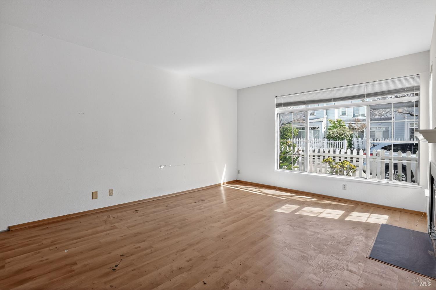 Detail Gallery Image 10 of 30 For 619 Commodore Dr, Richmond,  CA 94804 - 2 Beds | 2/1 Baths