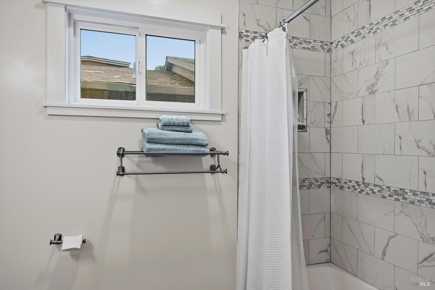 Detail Gallery Image 28 of 57 For 18793 N Shore Dr, Hidden Valley Lake,  CA 95467 - 5 Beds | 3/1 Baths