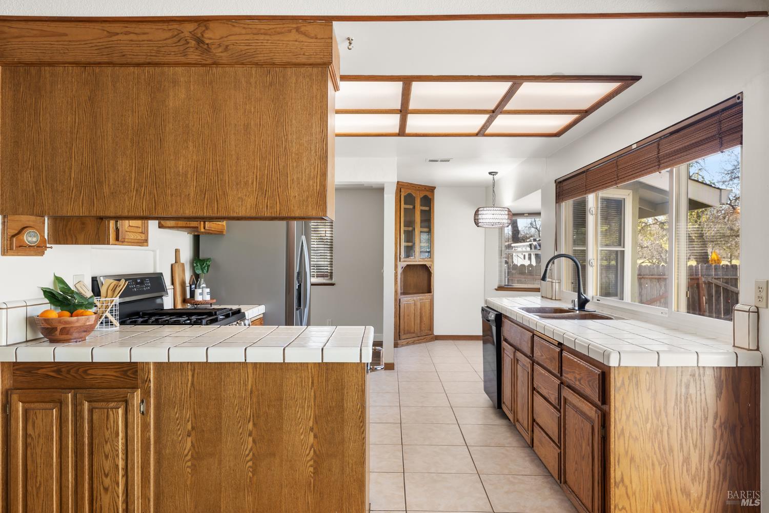 Detail Gallery Image 14 of 42 For 700 Granada Ln, Vacaville,  CA 95688 - 4 Beds | 2 Baths