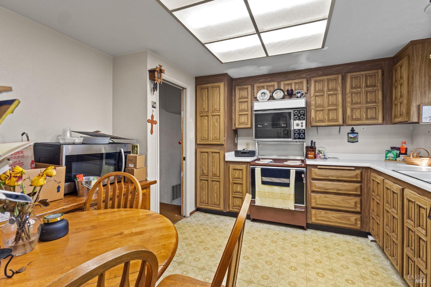 Detail Gallery Image 8 of 28 For 206 Millbrook Way, Vacaville,  CA 95687 - 5 Beds | 2/1 Baths