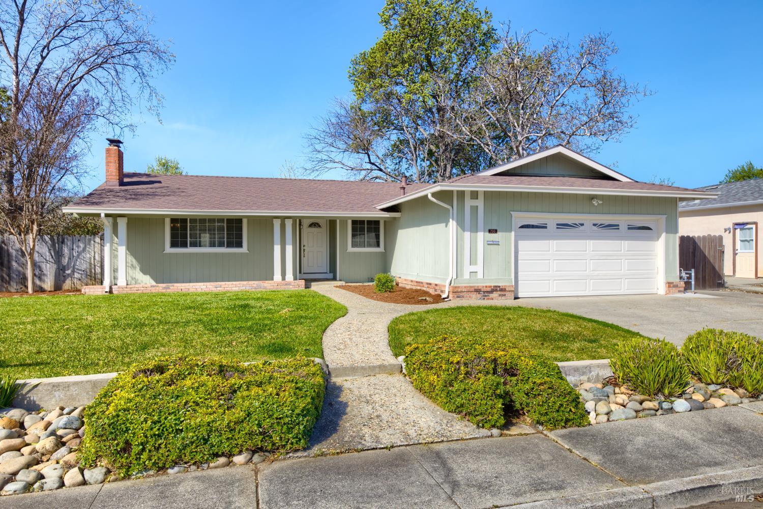 Detail Gallery Image 4 of 42 For 700 Granada Ln, Vacaville,  CA 95688 - 4 Beds | 2 Baths