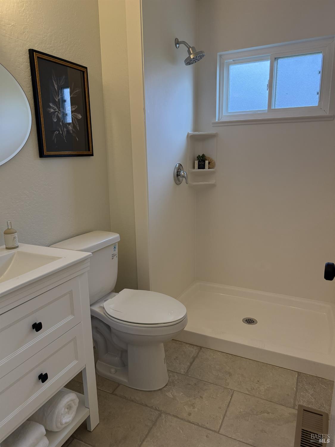 Detail Gallery Image 10 of 14 For 1636 Caulfield Ln, Petaluma,  CA 94954 - 4 Beds | 3 Baths