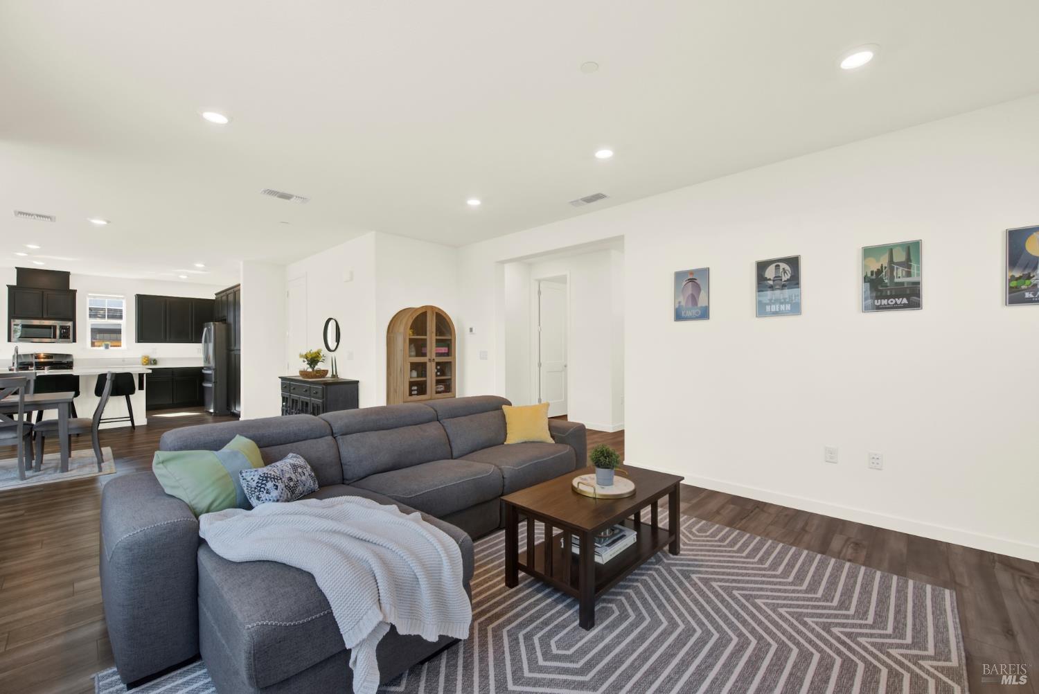 Detail Gallery Image 14 of 61 For 2432 Artisan Way, Fairfield,  CA 94533 - 4 Beds | 2/1 Baths