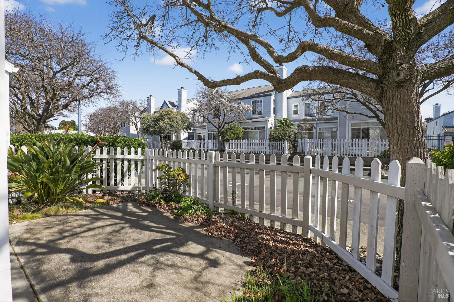 Detail Gallery Image 8 of 30 For 619 Commodore Dr, Richmond,  CA 94804 - 2 Beds | 2/1 Baths